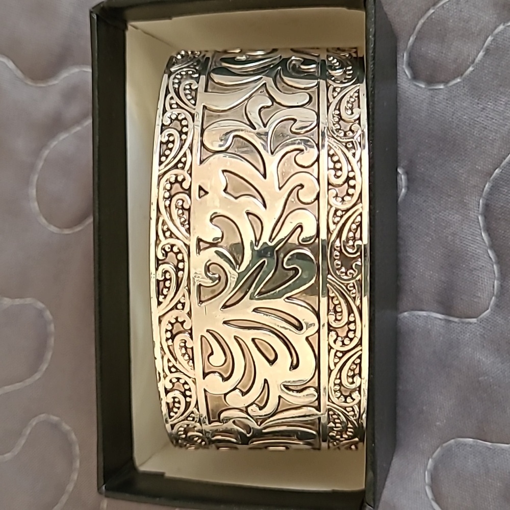 Fashion Jewelry Cuff Bracelet (Silvertone)